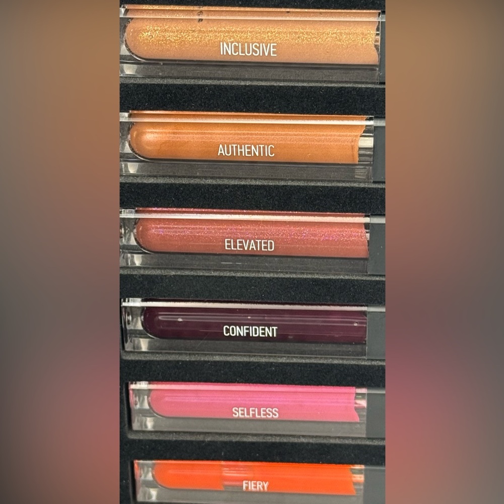 RealHer Long-Lasting Lip Gloss Kit - 6 x 7.5 ml | .25 fl oz Glosses in 6 colors - Picture 5 of 6
